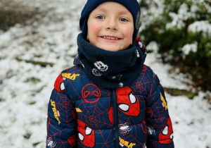 Dzieci bawią się na śniegu