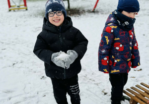 Dzieci bawią się na śniegu