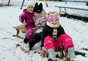 Dzieci bawią się na śniegu