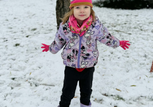 Dzieci bawią się na śniegu