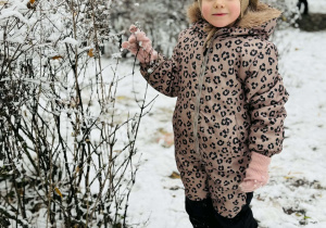 Dzieci bawią się na śniegu