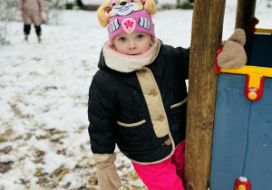 Dzieci bawią się na śniegu