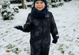 Dzieci bawią się na śniegu