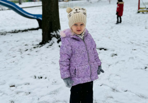 Dzieci bawią się na śniegu