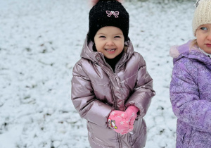 Dzieci bawią się na śniegu