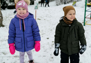 Dzieci bawią się na śniegu