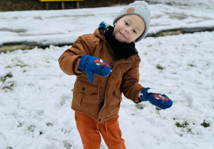 Dzieci bawią się na śniegu