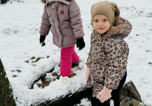 Dzieci bawią się na śniegu