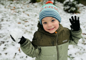 Dzieci bawią się na śniegu