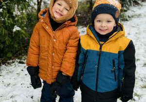 Dzieci bawią się na śniegu