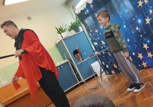 Czarodziej pokazuje sztuczki