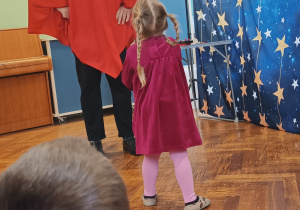 Czarodziej pokazuje sztuczki