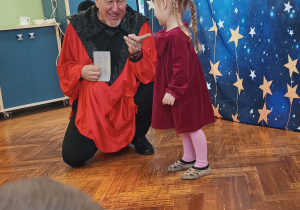 Czarodziej pokazuje sztuczki