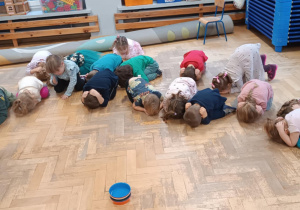 Dzieci ćwiczą z psem