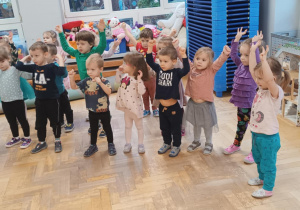 Dzieci ćwiczą z psem