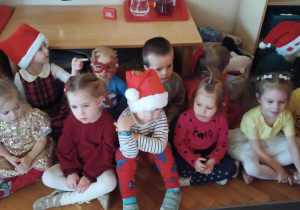 Dzieci słuchają Mikołaja