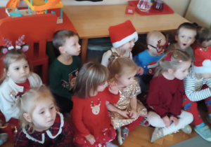 Dzieci słuchają Mikołaja