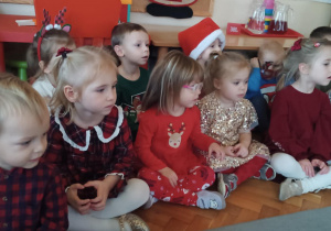 Dzieci słuchają Mikołaja