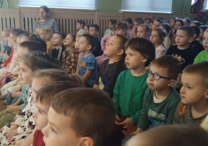 Dzieci oglądają przedstawienie