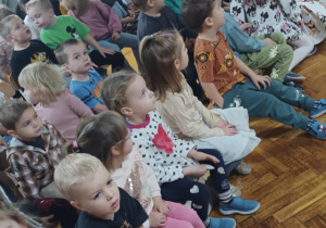 Dzieci oglądają przedstawienie