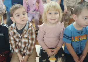 Dzieci oglądają przedstawienie