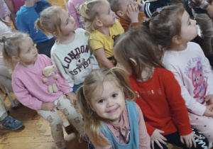 Dzieci oglądają przedstawienie