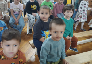 Dzieci oglądają przedstawienie