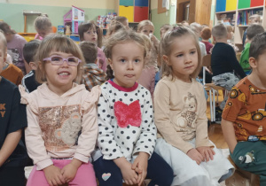 Dzieci oglądają przedstawienie