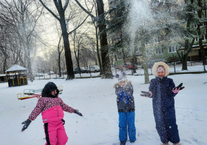 dzieci bawią się na sniegu