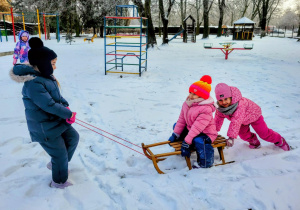 dzieci jadą na sankach