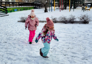 dzieci bawią się na sniegu