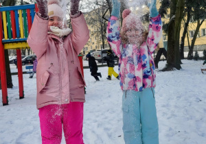 dzieci bawią się na sniegu