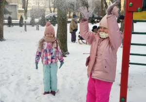 dzieci bawią się na sniegu