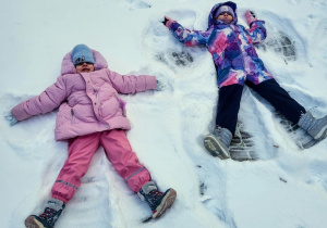 dzieci robią aniołka na śniegu
