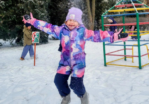 dzieci bawią się na sniegu