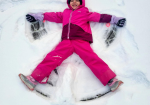 dzieci robią aniołka na śniegu