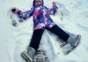 dzieci robią aniołka na śniegu