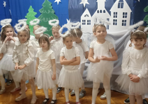 dzieci stoją przebrane za aniołki