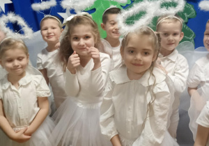 dzieci stoją przebrane za aniołki