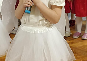 dziewczynka mówi do mikrofonu