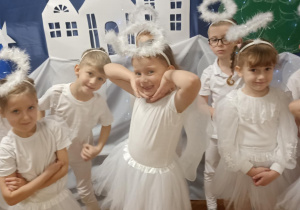 dzieci stoją przebrane za aniołki