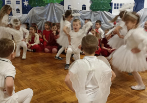 dzieci tańczą