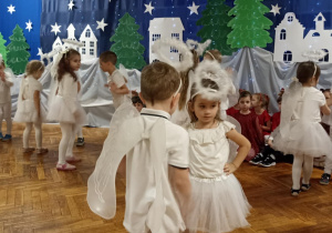 dzieci-aniołki tańcza