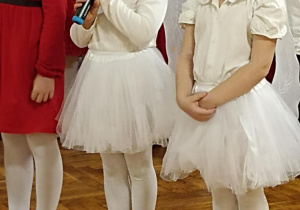 dziewczynki mówią do mikrofonu