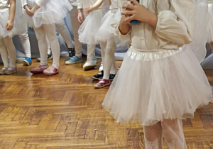 dziewczynki mówią do mikrofonu