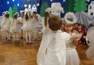 dzieci stoją przebrane za aniołki
