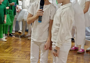 chłopcy mówią do mikrofonu