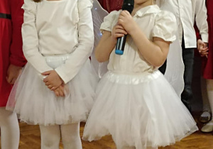 dziewczynki mówią do mikrofonu