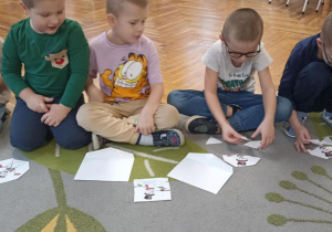 dzieci układaja ilustrację bałwanka