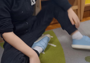 dzieci układaja napis z liter